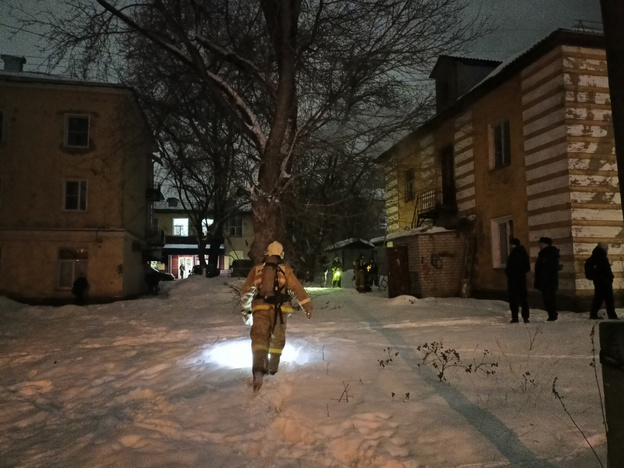    Во время пожара в доме на Октябрьском проспекте эвакуировали жильцов