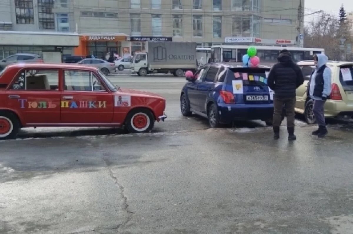    Улицы Новосибирска накануне 8 марта заполонили машины с продажей тюльпанов