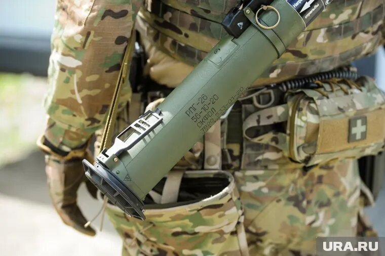 Боец служит по контракту в составе гранатометного расчета. Фото: Вадим Ахметов © URA.RU