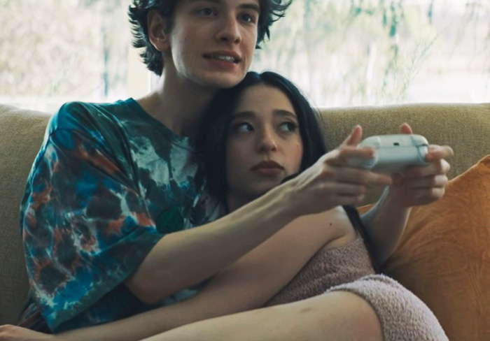    Майки Мэдисон и Марк Эйдельштейн в «Аноре»Кадр из видео