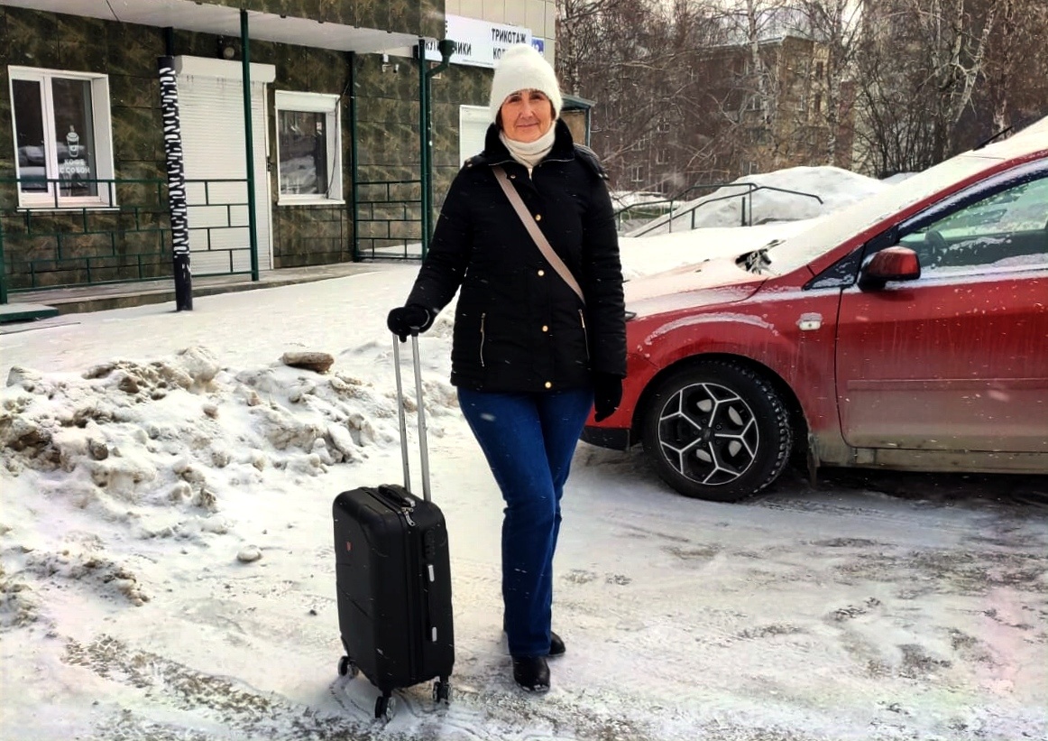 Довезла сестру до метро, дальше она уже будет добираться  сама