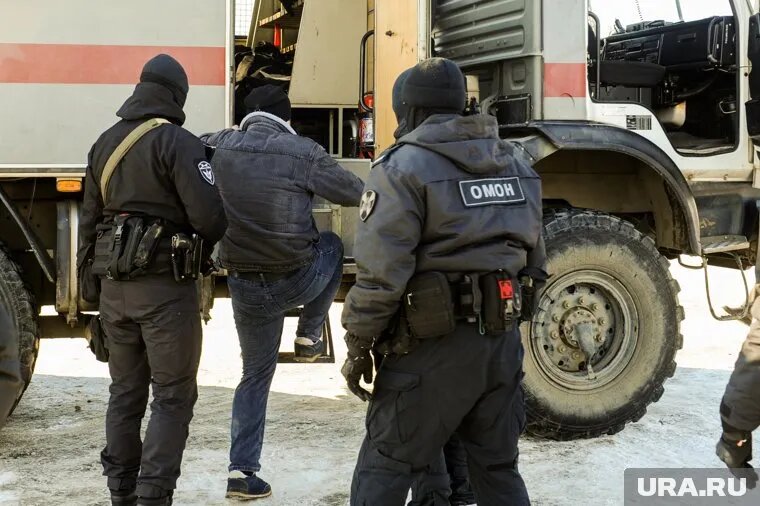 Полиция и ОМОН провели рейды по нелегалам в Сургуте и Нижневартовске. Фото: Вадим Ахметов © URA.RU