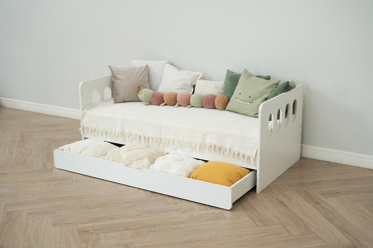 На фото представлена одноярусная кровать "Манеж-3" с резными бортами