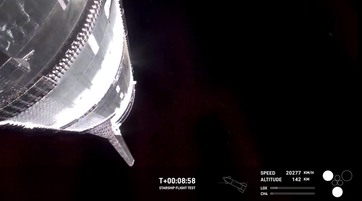 Один из последних кадров s34 перед взрывом. Заметно два работающих вакуумных двигателя.