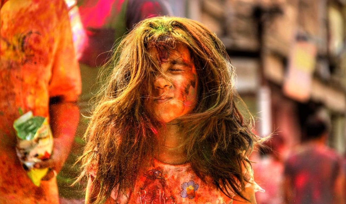 Девочка в красках Холи
