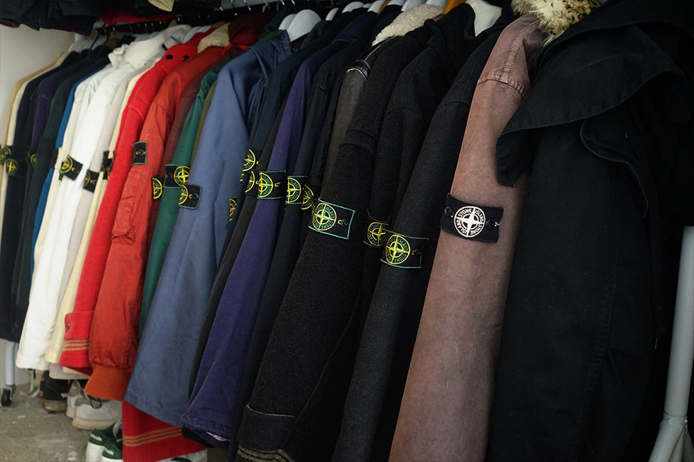Куртки STONE ISLAND "ожидают" своих носителей.