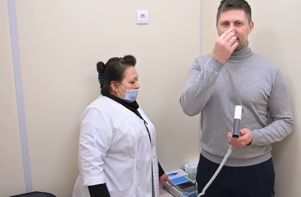 Фото: Проверка объема лёгких / Эфир телеканала «Колыма-Плюс»