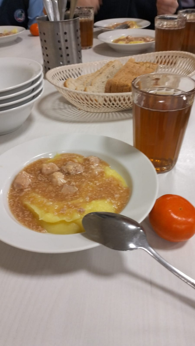 Женщина заявляет, что на время проверки качество еды становится лучше. Фото: предоставлено мамой школьника