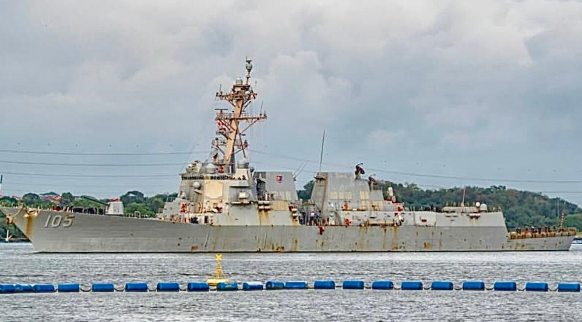 С этой фотографии сделанной в Сингапуре, начался крупный скандал в ВМС США. Очередной. Трамп заявил, что не хочет видеть корабли ВМС США похожие на ржавые мусорные баки. Фото соцсети.