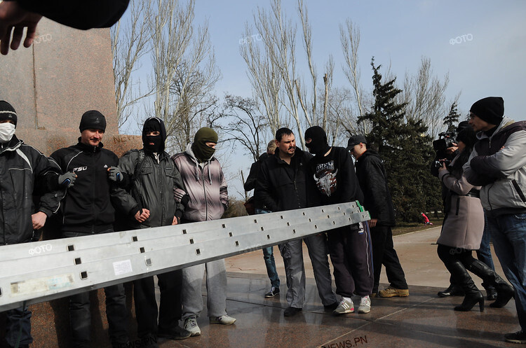 Первые защитники памятника Ленина. компания Андрея Гончарука у подножия памятника. Укронацисты несут лестницу, чтобы завести петлю.