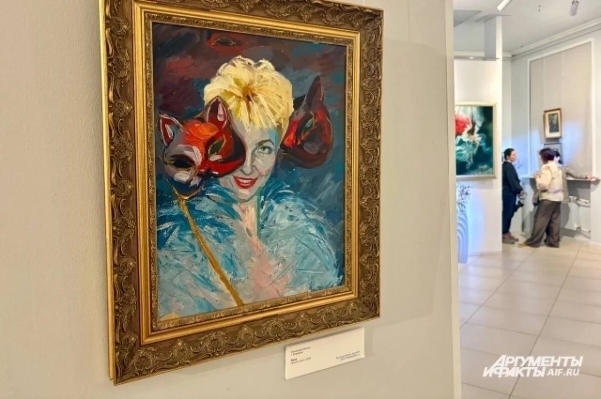    В Кемерове открыли выставку картин о женщинах к 8 Марта