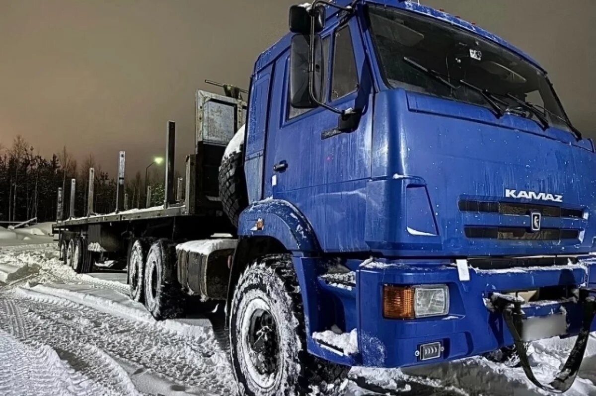    Трубы грузили на Камаз.