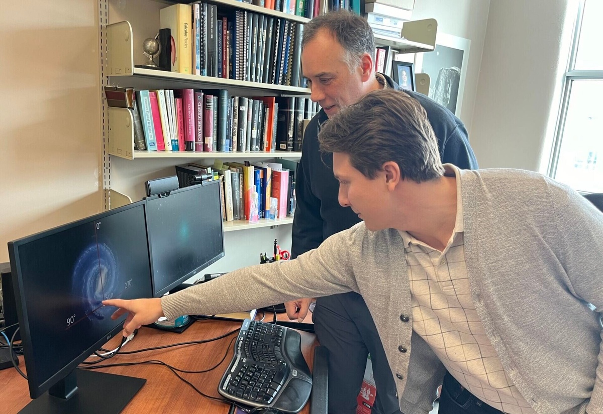 Коул Грегг указывает Полу Вигерту на любопытную особенность Альфа Центавра.    
 Источник: Jeff Renaud / Western Communications  📷
