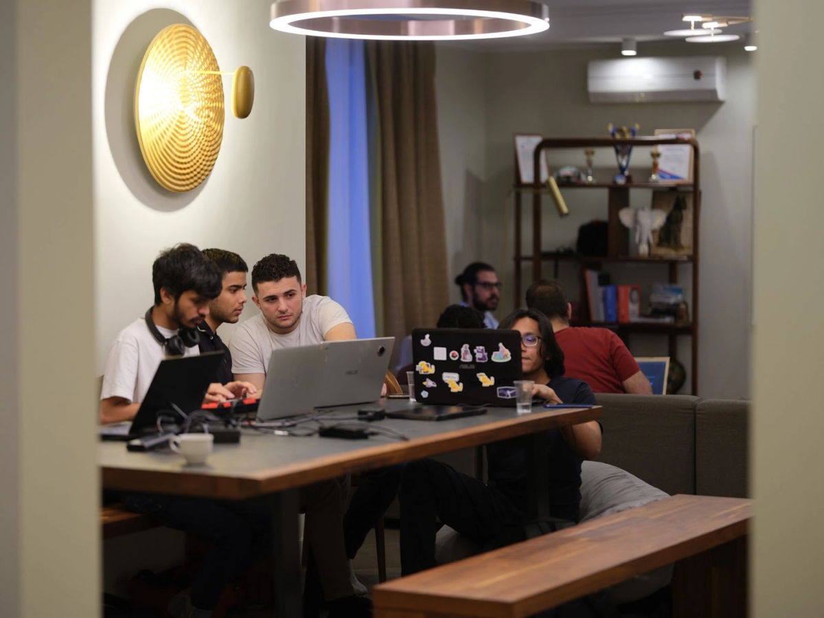 Члены комьюнити получают доступ к пулу ресурсов, включая огромную базу информации и заказов