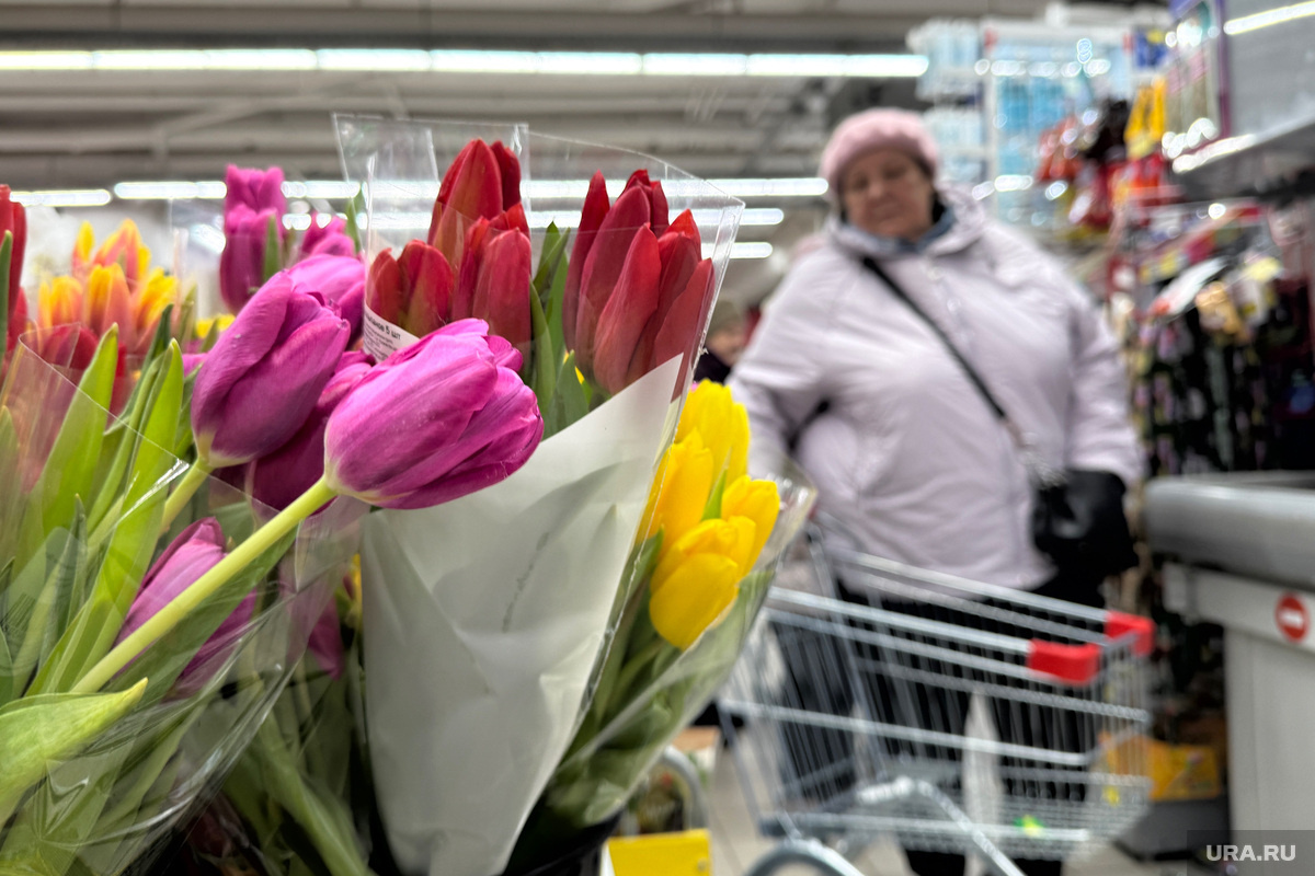По словам депутата Нилова, цены на цветы перед 8 марта взлетят на 40-70%. Фото: Екатерина Сычкова © URA.RU