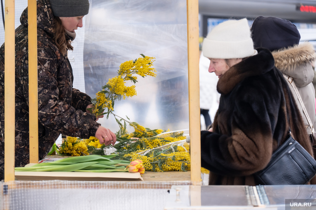 Депутат говорит, что проблема с резким ростом цен на цветы перед праздниками не решается десятилетиями. Фото: Руслан Яроцкий © URA.RU