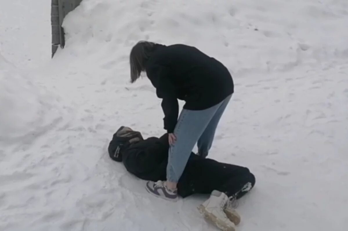    В Пермском крае девушка-подросток издевалась над сверстницей на видео