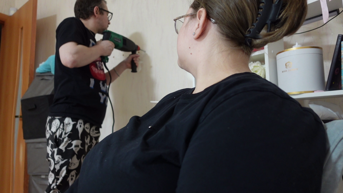 Сережа вешает телевизор