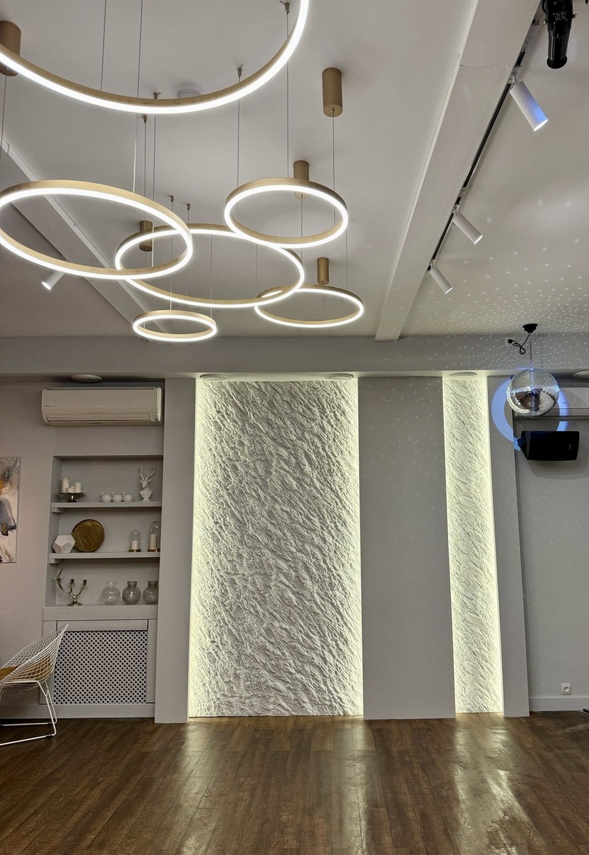 ГИПСОВАЯ 3D ПАНЕЛЬ модели 308 — это отличный выбор для создания уникального интерьера.

Вот несколько ключевых аспектов, которые можно подчеркнуть:

1. ЭКСКЛЮЗИВНЫЙ ДИЗАЙН :
Модель 308 отличается оригинальным рельефом, который добавляет глубину и текстуру любому помещению.

2. СВЕРХПРОЧНЫЙ МАТЕРИАЛ:
Использование вулканического пепла в составе панелей обеспечивает высокую прочность и долговечность. Это делает их устойчивыми к механическим повреждениям и внешним воздействиям.

3. ИДЕАЛЬНАЯ УКЛАДКА КРАСКИ :
Панели имеют гладкую поверхность, что позволяет краске ложиться ровно и равномерно. Это дает возможность легко менять цвет интерьера по желанию.

4. ЛЕГКОСТЬ И УДОБСТВО МОНТАЖА:
Супертонкие панели весом всего 3 кг (на 50% легче обычных) упрощают процесс установки и снижают нагрузку на стены.

Эти характеристики делают гипсовые 3D панели модели 308 отличным выбором для создания стильного и современного интерьера. 

▪️Материал: Сверхпрочный NanoGesso из вулканического пепла
▪️Рисунок состоит из 4 панелей 
▪️Размер одной панели 500х500мм.
🔺Краска ложится идеально. Супер тонкие. Вес снижен на 50% ( 3кг. 1 шт.)

📌Выбрать цвет и посмотреть образцы изделий  можно у нас в Шоу-Руме по адресу: 

г. Москва, ул. Бутырская д. 5
тел. 8 499 346 66 29+ WhatsApp