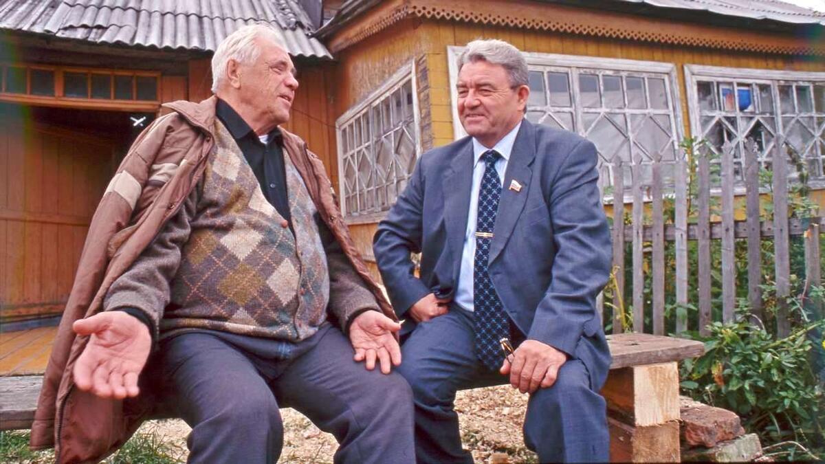 Виктор Астафьев (слева) с губернатором Пермской области Вячеславом Игумновым. Фото: Владимир Бикмаев 