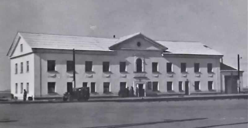 Первоначально в общежитии было 2 этажа. Фотография 50-х годов.