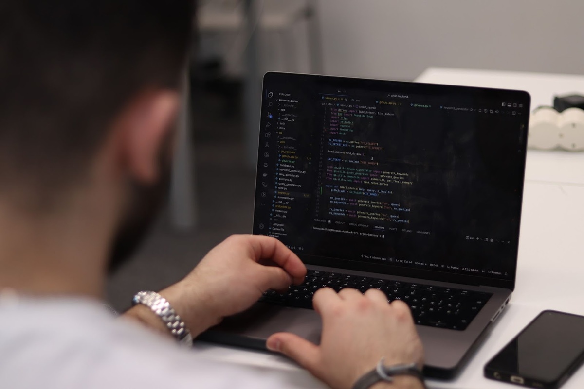Open Source позволяет использовать наработки IT мирового уровня в коммерческих продуктах — решения на его основе экономически выгодны для компаний.