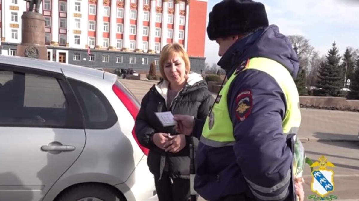    «Цветы для автоледи»: курские госавтоинспекторы вручили автомобилисткам тюльпаны
