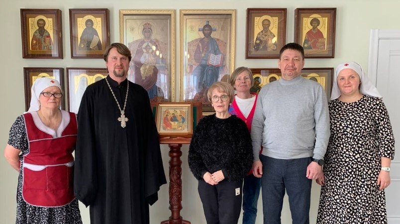 Иерей Николай Ворожбит, руководитель социального отдела Хабаровской епархии, Ольга Демина, президент МБОО «Справедливая помощь доктора Лизы», Константин Ветренко, руководитель ХКОО "Милосердие", в сопровождении сестер милосердия Свято-Елизаветинского сестричества милосердия в Марфо-Мариинской богадельне