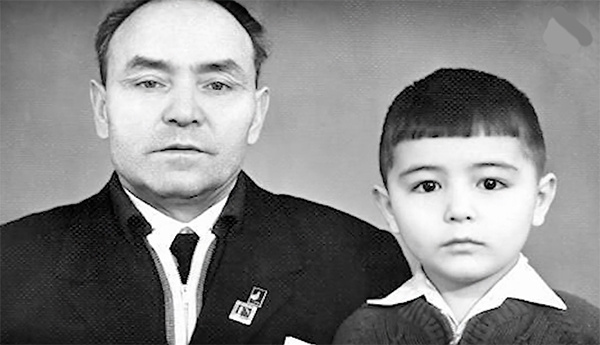 Маленький Мурат со своим отцом