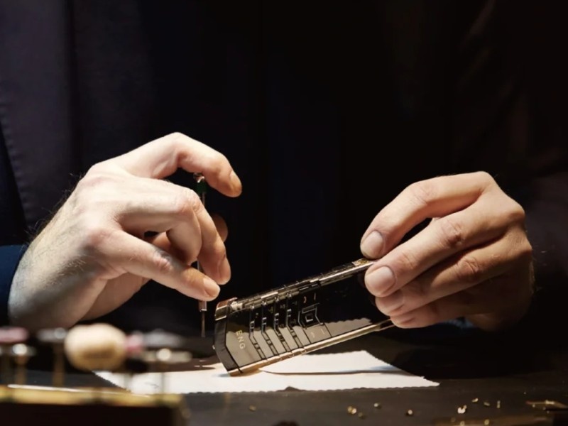    Vertu выпустила кнопочный Android-смартфон по цене автомобиля