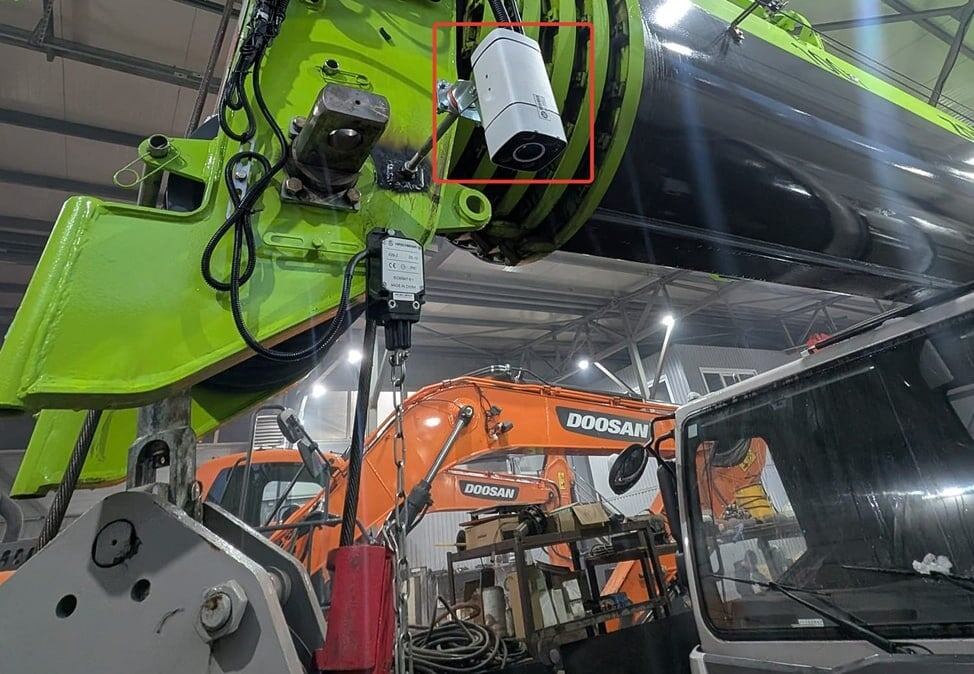 Видеокамера с 30-кратным приближением на стреле автокрана