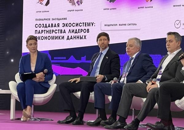 На фо­то вто­рой сле­ва - пер­вый за­мес­ти­тель пред­се­дате­ля Ко­мите­та по кон­сти­туцион­но­му за­коно­датель­ству и го­сударс­твен­но­му строи­тель­ству Ар­тем Шей­кин (Фо­то ComNews)