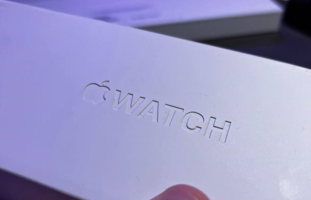    На коробке с Apple Watch есть рельефная надпись