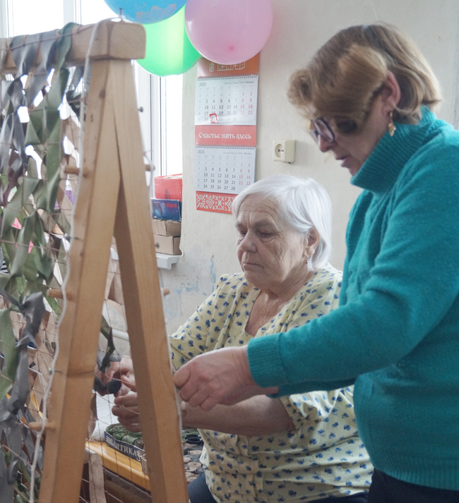 Волонтёры Вера Спирина (справа) и Людмила Кожевникова всё своё свободное время посвящают изготовлению камуфляжа