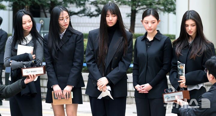     Группа NewJeans (Минджи, Ханни, Хеин, Хэрин, Даниэль) 7 марта во второй половине дня ответила на вопросы прессы после завершения судебного заседания в Центральном окружном суде Сеула (район Сочхо-гу). Разбирательство касалось ходатайства о сохранении статуса ADOR как агентства NewJeans и запрета на заключение рекламных контрактов без согласования с компанией. Фото: newsis.com