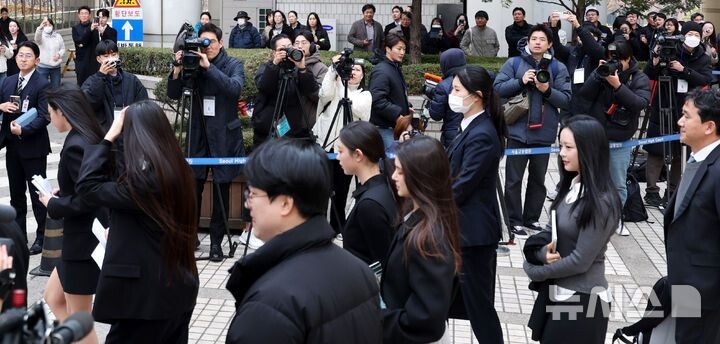     7 марта группа NewJeans (Ханни, Минджи, Хеин, Хэрин, Даниэль) покидает Центральный окружной суд Сеула в районе Сочхо после судебного заседания по делу о ходатайстве ADOR о сохранении статуса агентства и запрете на заключение рекламных контрактов. 2025.03.07. ФОТО: newsis.com