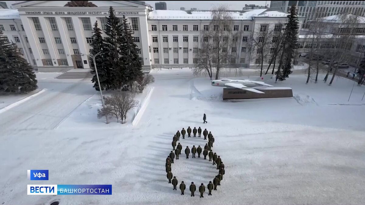    Курсанты УУНиТа устроили сюрприз студенткам вуза