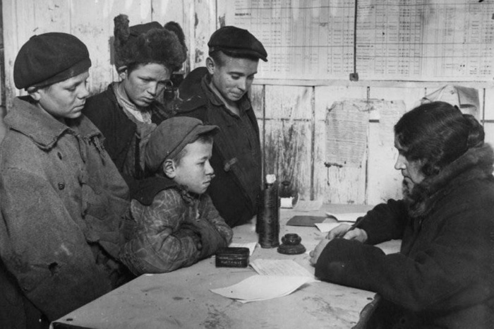 Часто фамилии для беспризорников придумывали работники детского дома. / www.cdnstatic.rg.ru