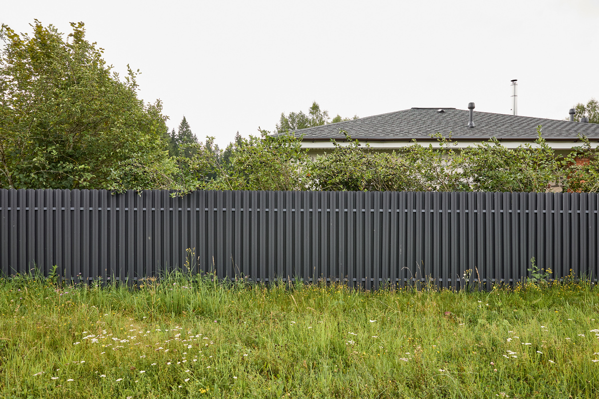 Вертикальный евроштакетник, М-образной формы, в шахматном порядке, RAL  7024 (графит)