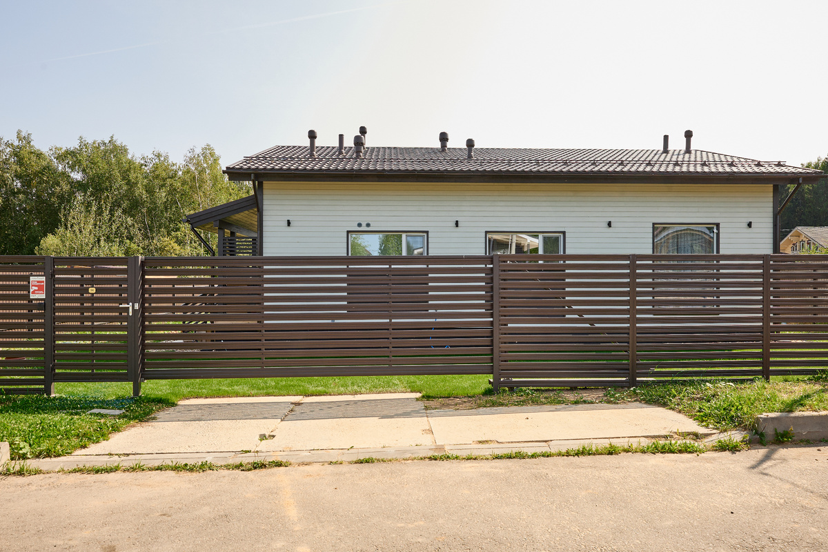 Горизонтальный забор из евроштакетника, М -образная форма, RAL 8017 (шоколад)