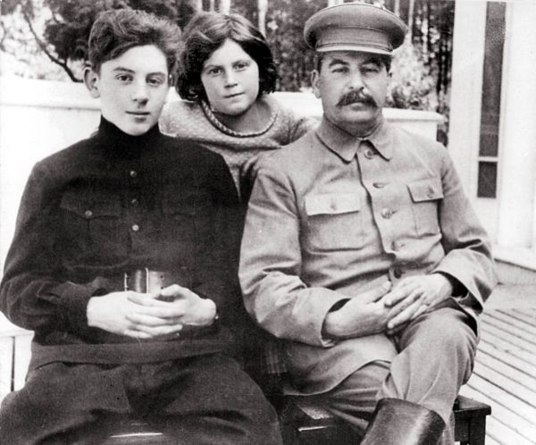 Иосиф Сталин с детьми