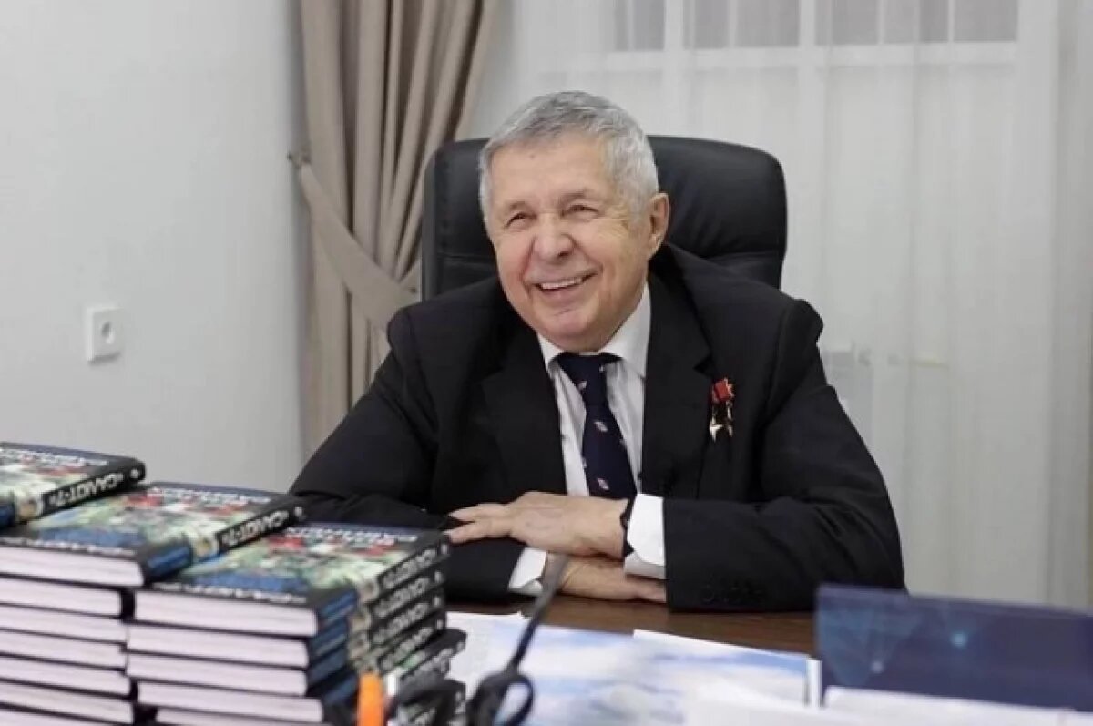    Виктор Савиных написал несколько книг и одна из них посвящена спасению космической станции