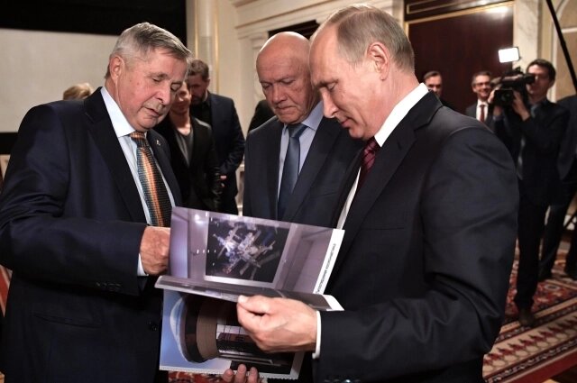 По мотивам спасения космической станции сняли фильм, на премьере присутствовал сам Виктор Савиных, Владимир Джанибеков и президент РФ Владимир Путин Фото: www.globallookpress.com