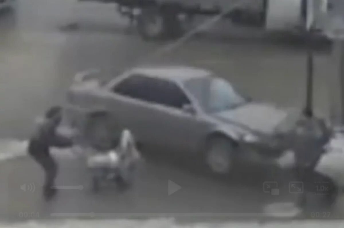    Иномарка едва не сбила маму с коляской в Новосибирске