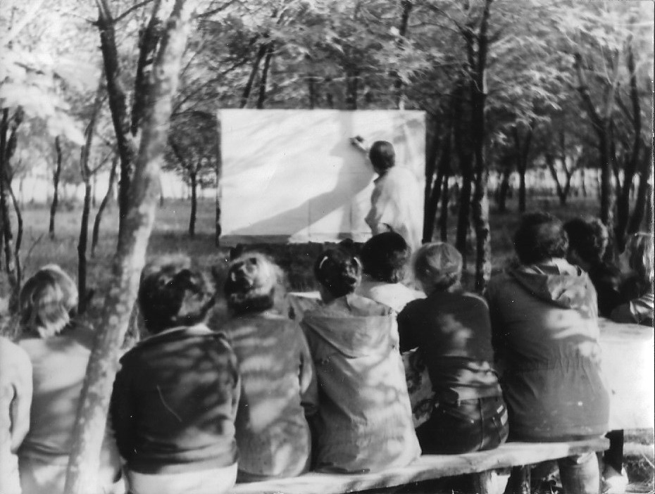 Лекция в столовой лагеря.