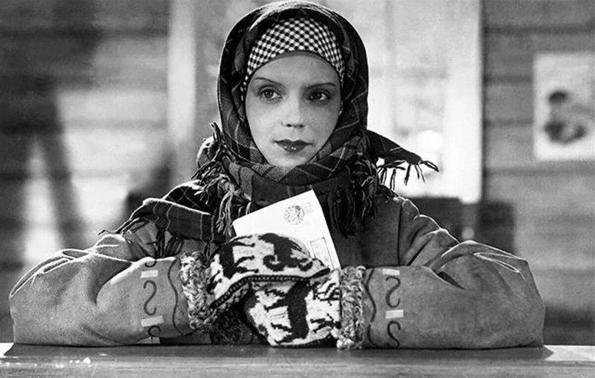 Кадр из фильма "Свинарка и пастух" (1941)