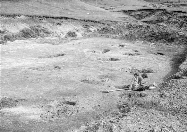 Студентки отдыхают в перерыве на раскопе могильника.