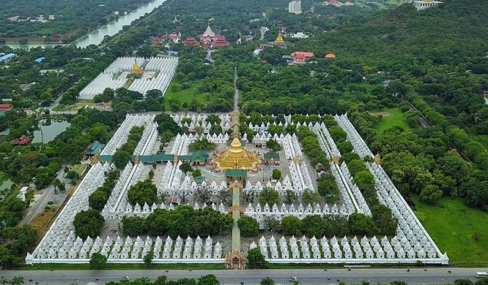 Пагода Кутодо, Мандалай, Мьянма, Юго-Восточная Азия. Фото Алекс Мороховец