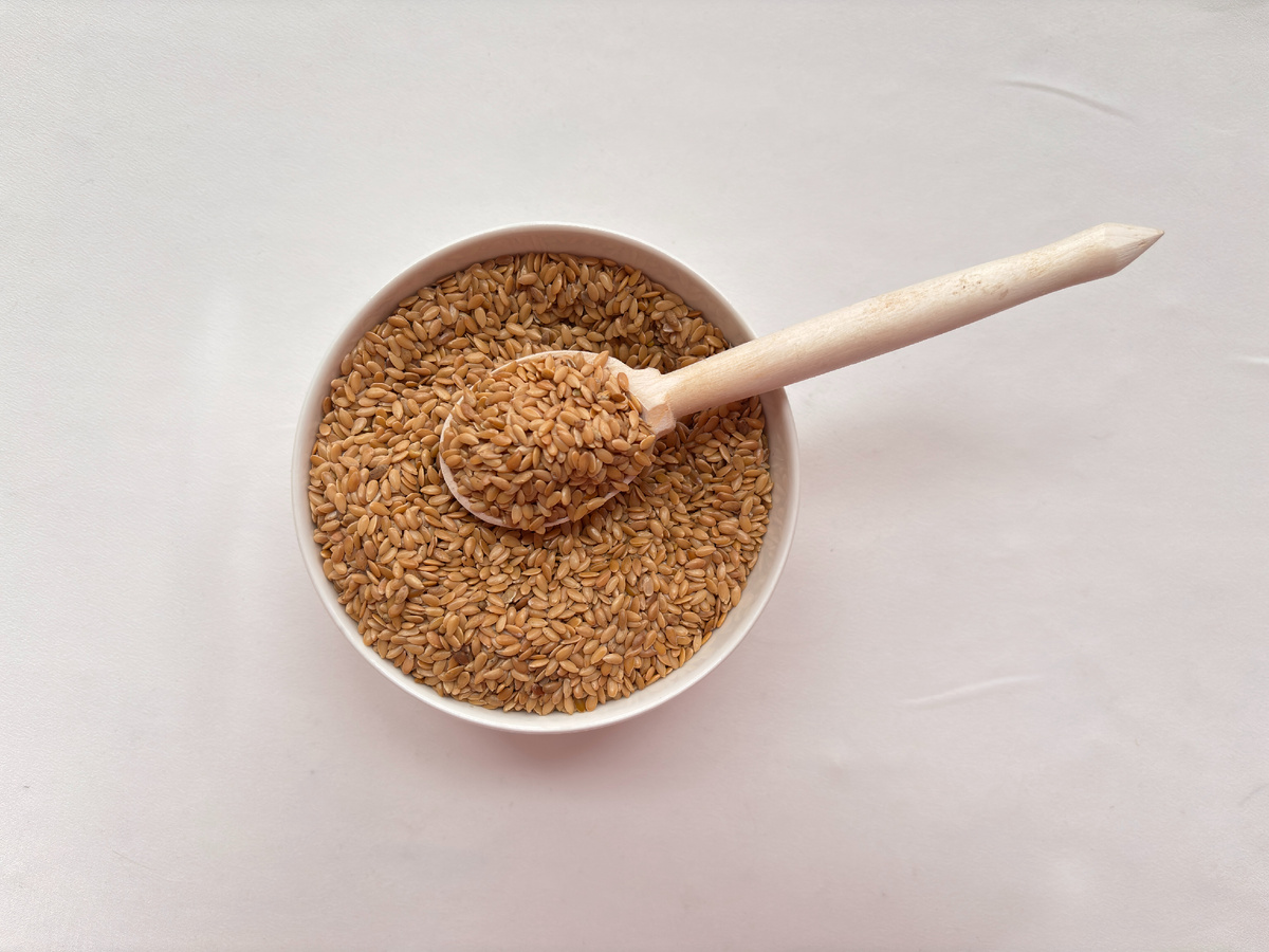 Перед проращиванием важно промыть семена льна 