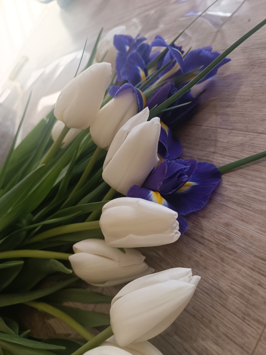 Сегодня предпраздничный день и во всех наших комнатах рабочих стоят цветочки. Радовают нас💐